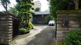 門から本堂へはアスファルト敷きの清潔な境内