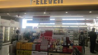 空港店ならではの、土産物コーナーが充実していました