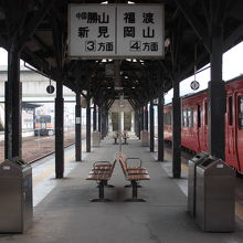 津山駅にて 右が津山線、左が姫新線