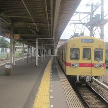 西鉄貝塚駅ホームの様子