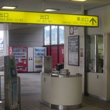 立派な高架駅舎の香椎宮前駅も、改札口は素朴な風情です。