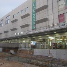 鹿児島本線との接続駅、香椎駅はとても大きな駅舎です