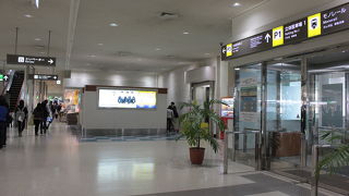 カウンターが狭い