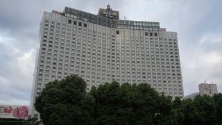 入口を入るとホテルの広いロビー