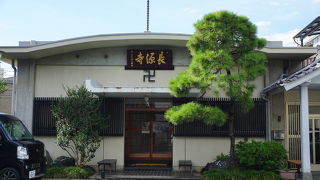 少し細い通りを入った先の奥まった場所に