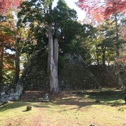 すべてが規格外の巨大な山城、秋は紅葉の隠れた名所