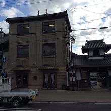 昔の銀行ビルあと、隣はお寺