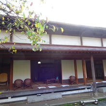 庭園からの釈迦堂