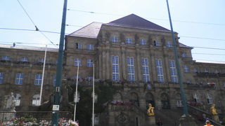 街の中心部にある市庁舎