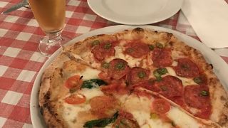 ナポリ風のモチモチ薄めピザ