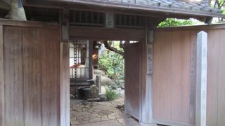 ホテルの中庭に綺麗に保存され使用されているのに驚きです