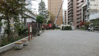 広場中心の公園です
