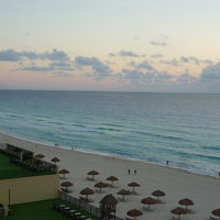 ホテル前の砂浜とカリブ海