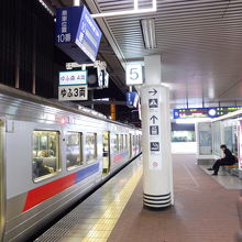 青と赤のライン、従来型のＢＯＸシート車両