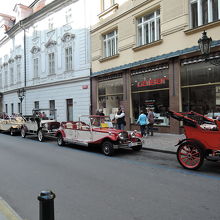 通りに並んでいる観光用のクラシックカー