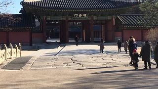 この門をくぐると宮殿内の建物