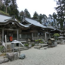 手前から大黒天堂、本堂、大師堂、十二社神社です