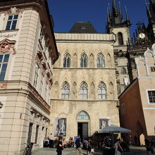 角に石の鐘がある建物