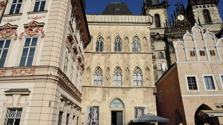 ティーン教会の左側、石の鐘があります