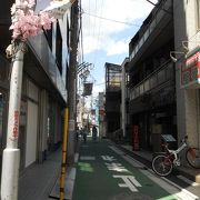 荻窪にある細い通り沿いの商店街