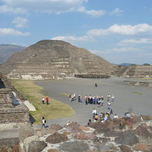 着きのピラミッド全景