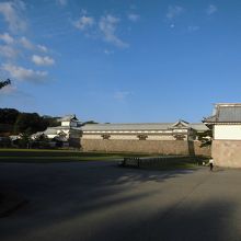 左側の少し高い建物