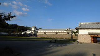 石川門から入るとすぐです