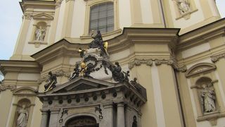 見事な祭壇の彫刻