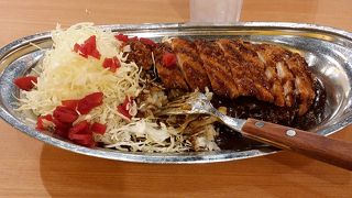 スプーンではなくフォークで食べます。