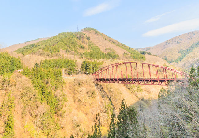 山の中に架かる橋