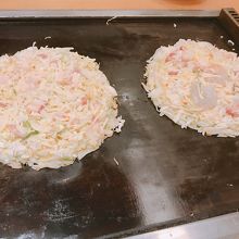 混ぜて鉄板に載せて暫く待つ