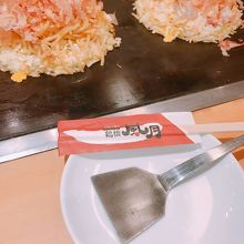 スタッフが麺や具材などかつお節を載せてくれて待つ