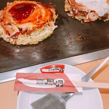 玉子、マヨネーズ、ソースをかけてくれて火を止める