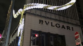 幸せのヘビが巻き付くクリスマス