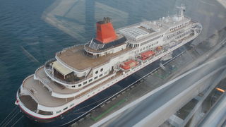 下関港の岸壁にあるはい!からっと横丁の観覧車に乗って、最上部から乗船しているにっぽん丸を眺めました。