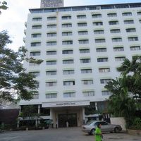 タイ国鉄フアラムボーン駅前にあります