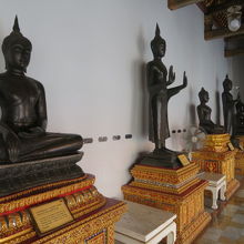 回廊に仏像があります