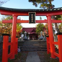 バス通り沿いに鳥居があります