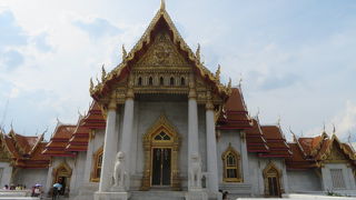 大理石でできた綺麗な寺院