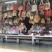 お土産屋が並んでいます