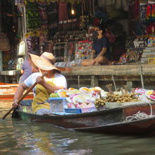 小舟でも商品を積んで売っています