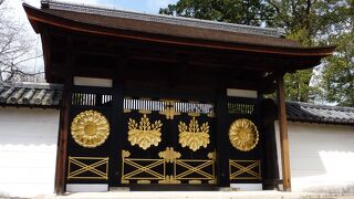 三宝院 唐門・十六八重表菊と太閤桐が復元完了で煌びやか！