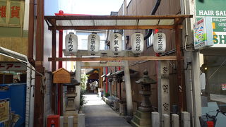 商店街の一画にある小さな神社