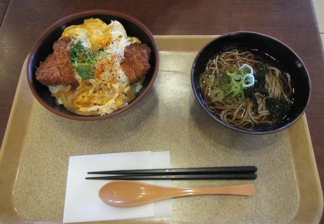 エビフライ丼が有名