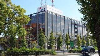 ガラス張りの近代的な建物