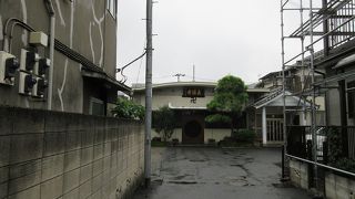 卍の模様以外にお寺の雰囲気が感じられません。