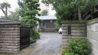 シンプルなデザインの本堂。