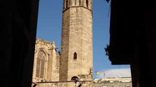 細い通路の古い街並み