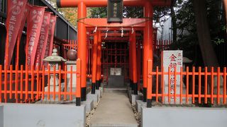 珍しい姿の二対の狛狐がいる稲荷神社です