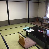 お部屋は広々。